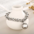 Gros plan détaillé d'un bracelet à maillons en acier inoxydable argenté avec boule - Bracelet 20cm (KB163411-Z) / Acier