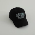 Dettaglio del ricamo BECIME CHARM su un cappellino da baseball in cotone nero - 54cm 3-8 Anni / Nero