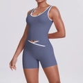 Détail d'un ensemble de yoga taille haute avec tissu bleu-gris et liserés blancs contrastés - Gris Bleu