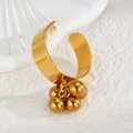 Détail d'un ear cuff large doré en forme de C avec cinq petits pendentifs en perles - Pendentif Perle Ronde