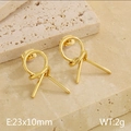 Minimalistische geometrische Knoten-Ohrstecker in Goldoptik auf beige Naturstein - Geknotet Ausgehöhlt (KE114629-KFC) / Gold