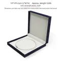 Portagioie per collana di perle in ecopelle blu scuro con cuciture dorate e interno bianco - Velluto ad Angolo Retto / Blu scuro