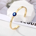 Elegante brazalete dorado con dije de ojo turco azul sobre soporte de piedra minimal - Ojo Azul Oscuro Dorado
