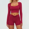Completo yoga bordeaux con top a maniche lunghe e pantaloncini a vita alta arricciati - Taglia S / Top E Pantaloni / Top + Pantaloncini / rosso ciliegia