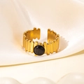 Detail van vintage 18K vergulde stalen ring met zwarte steen op beige zijden stof - Zwarte Steen Stijl (R0851)