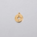 Detalle del colgante de brújula dorada con estrella calada y puntos cardinales grabados - 12*14.3mm / Dorado