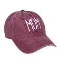 Dettaglio del ricamo bianco MOM su berretto vintage in cotone lavato bordeaux - MOM / Borgogna