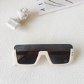 Retro Kinder Sonnenbrille mit cremeweißem dickem Rahmen und dunklen Gläsern - Gebrochenes Weiß