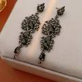 Detail von Vintage-Ohrringen mit schwarzen Kristallen auf einer Samt-Schmuckschatulle - Silber-Ohrstecker - Gun Black
