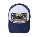 Detail der abgenutzten Krempe und des gelben Stickaufnähers auf der Mesh-Trucker-Mütze - Dunkelblau-Weiß Patch-Stil / Marineblau