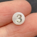 Perla in conchiglia naturale bianca 8mm con numero 3 dorato per braccialetti fai da te - Numero 3 / Bianco