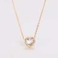Detalle del colgante de corazón dorado con circón central y halo de cristales brillantes - Dorado