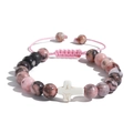 Dettaglio di un braccialetto intrecciato regolabile con perline rosa e ciondolo a croce - Pietra Zebra Rosa + Croce Bianca