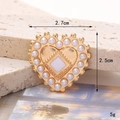 Vista macro di ciondolo a cuore con perle e centro bianco, misura 2.7cm x 2.5cm, 5g - Cuore in Perla Artificiale Bianco