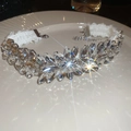 Dettaglio ravvicinato della collana choker in pizzo con cristalli e motivi floreali - Choker in pizzo bianco / Argento