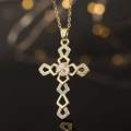 Dettaglio macro del ciondolo a croce dorato con zirconi micro-pavé e luci soffuse - Croce con Quattro Diamanti a Rombo Vuota Oro (款式35)
