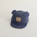 Detail der Baby-Cordmütze mit süßer Bärenstickerei und dekorativen Ohren in Blau - 48-50cm 1-2 Jahre / Blau
