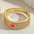 Détail de la bague plaquée or 14K avec zircons micro-pave et cœur émaillé rose au centre - Rose Rouge