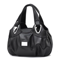 Dettaglio borsa nera in ecopelle con design arricciato e finiture in metallo argento - Nero