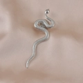 Orecchino a forma di serpente argento con trama a scaglie su seta beige liscio - Stile 01 Argento