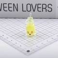 Llavero de botella emoji amarillo fluorescente con agitador de corazón, tamaño 1,5cm - Amarillo