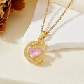 Gros plan sur le pendentif lune doré avec cristal cœur rose et diamants scintillants - Style Lune Cœur Zircon Rose Doré (T011)