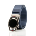 Cintura uomo in tela di nylon grigio scuro con fibbia automatica in metallo su sfondo bianco - F152 Fibbia a Strisce Rosso Bianco Blu (Blu Navy)