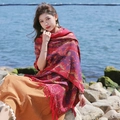 Scialle etnico rosso e viola con motivi cachemire e frange in morbida finta cashmere - 200cm / Paisley di Buon Auspicio-Rosso Vino