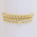 Set di tre braccialetti con perline dorate e ciondolo rotondo con incisione della lettera L - L