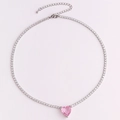 Dettaglio della collana tennis argento con un cristallo centrale rosa a forma di cuore - Placcato oro bianco Zirconia rosa