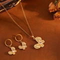 Goldenes Schmetterling Halsketten und Ohrring Set mit Kristallen auf warmem Hintergrund - Gold Schmetterling Weiß Zirkonia Set (T031)