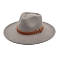 Détail d'un chapeau en feutre gris avec ruban en cuir marron et boucle en métal argenté - M (56-58cm) / Gris clair