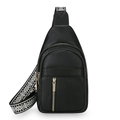 Bolso de pecho negro en cuero granulado con cremalleras doradas y correa étnica - Negro