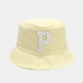 Dettaglio del tessuto in spugna del cappello giallo con applicazione della lettera P - M (56-58cm) / Giallo Chiaro