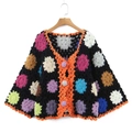 Handgefertigte Häkeljacke mit lebendigen Blumenmotiven und bunten Bommel-Verschlüssen - Einheitsgröße / Schwarz