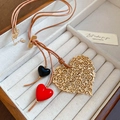 Boho Herz-Halskette mit brauner Lederschnur und goldfarbenem Cutout-Herzanhänger - Lederseil Holles Herz (HN9789) / Kaffee Gold Herz