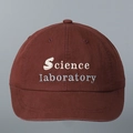 Λεπτομερής κοντινή λήψη του κεντήματος Science laboratory στην καφέ βαμβακερή καπέλο - M (56-58cm) / Σκούρο Κόκκινο