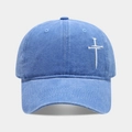 Detailansicht der weißen Kreuzstickerei auf der gewaschenen blauen Baumwoll-Baseballkappe - Verstellbar / Seite Stickerei Hellblau