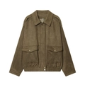 Giacca in pelle scamosciata marrone con ampi revers e tasche cargo su sfondo bianco - S / Marrone Scuro