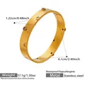 Vue détaillée des dimensions d'un bracelet doré de 1,22 cm avec des pierres de couleur - Motif de vis doré avec pierres de couleur (Z016)
