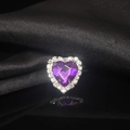 Vista macro di cristallo viola a forma di cuore con strass bianchi su seta nera - 8mm / Viola