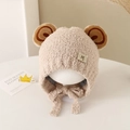 Dettaglio della texture di peluche e orecchie da orso su questo cappello baby - Cachi / 1-3 Anni