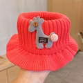 Rode gebreide kinderhoed met grijs pony-decor en een zachte roze pompon detail - Kinder nekwarmer - Rood