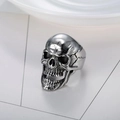 Anello teschio in acciaio inossidabile lucido con trama a crepe su base bianca minimal - US 7 / Colore Acciaio (01206)