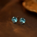 Blaue runde Edelstein-Ohrstecker mit Vier-Krallen-Silberfassung für den Alltag - März Aquamarin / 3mm