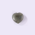 Pietra di labradorite grigio-verde lucida a forma di cuore con texture naturali - Labradorite