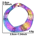 Detalle del colgante metálico arcoíris con textura y medida de altura de 3,8 cm - Colgante / Arcoíris