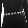 Cadena de cintura bohemia de metal plateado con piedras azules sobre ropa de punto - Plata Antigua Azul