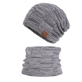 Set berretto e sciarpa in maglia grigio chiaro con toppa in pelle marrone per inverno - Grigio