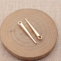 Colgante de cono de metal dorado para bisutería sobre base de madera redonda - Oro KC